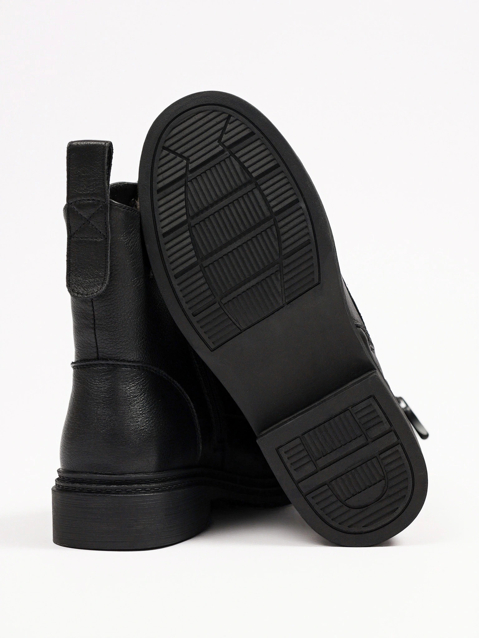 Ботинки черного цвета на среднем широком каблуке